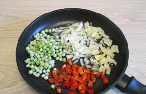 Перець, фарширований овочами та рисом