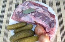Dinstana govedina s kiselim krastavcima - ukusan recept Pohano meso s kiselim krastavcima recept