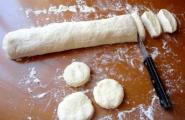 Bukë me gjizë dhe barishte në një tigan Recetë për bukë të sheshtë të bëra nga brumi me gjizë