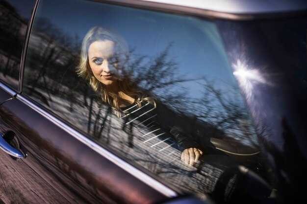 Размещение блока в задних дверях автомобиля